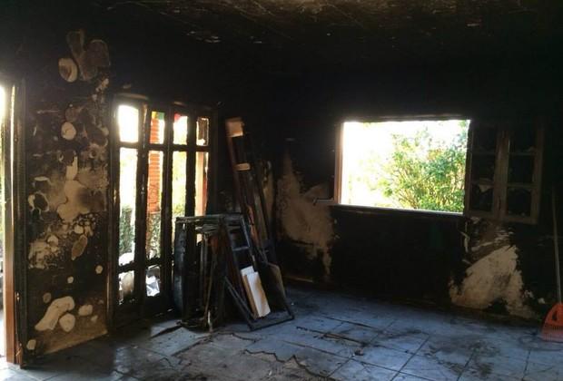 Parte da casa destruída pelo fogo (Foto: Arquivo Pessoal/ Marcela Reis)