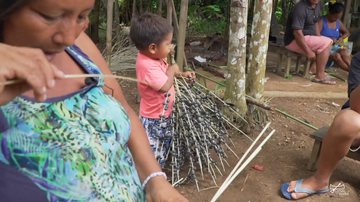 Série traz depoimentos sobre as formas de cuidar, educar, alimentar, proteger, e transmitir conhecimentos para os pequenos - Divulgação / MIMUS