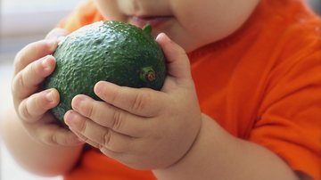 Durante a introdução alimentar, ofereça uma fruta por vez