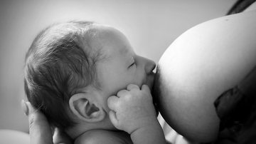 A amamentação nos primeiros seis meses de vida garante que os bebês cresçam fortes e saudáveis
