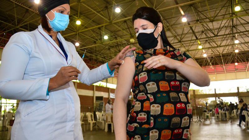 Entidades recomendam que grávidas, lactantes e puerpéras tomem a dose reforço após 6 meses da segunda vacinação - Davi Valle - Prefeitura de Cuiabá/Reprodução