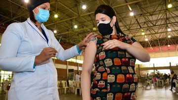 Entidades recomendam que grávidas, lactantes e puerpéras tomem a dose reforço após 6 meses da segunda vacinação - Davi Valle - Prefeitura de Cuiabá/Reprodução