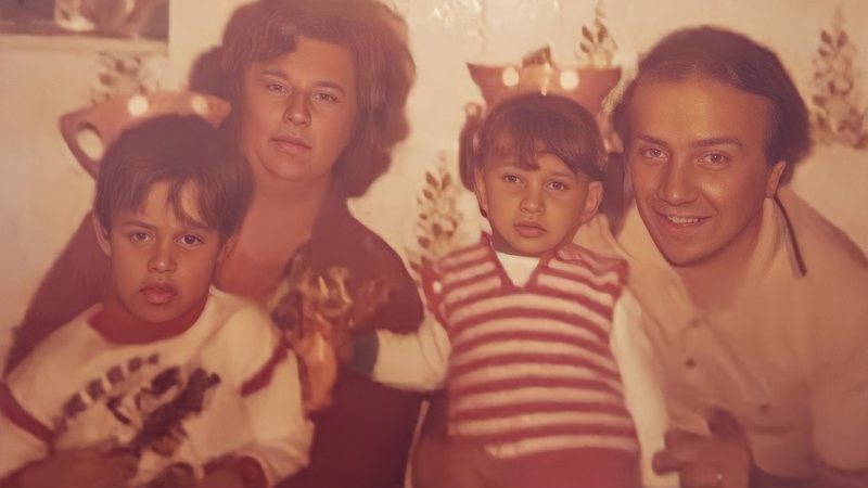 Elisangela Zangrande, quando era pequena, com sua família - Foto: arquivo pessoal Elisangela Zangrande