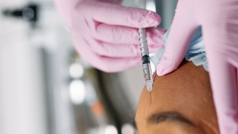 Botox é uma substância que bloqueia a transmissão de impulsos entre as terminações nervosas e os músculos