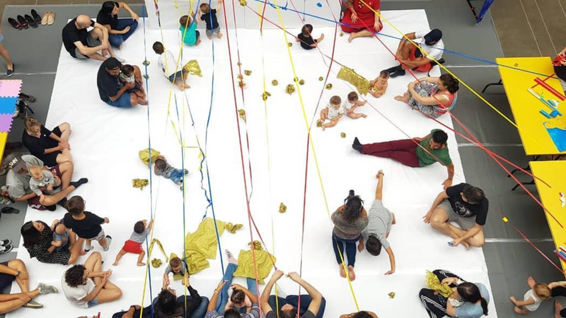 "No Colo", que acontecia no Instituto Tomie Ohtake, levava a importância da arte para os pais e os bebês - Reprodução Instagram / @embalada_arte_educacao