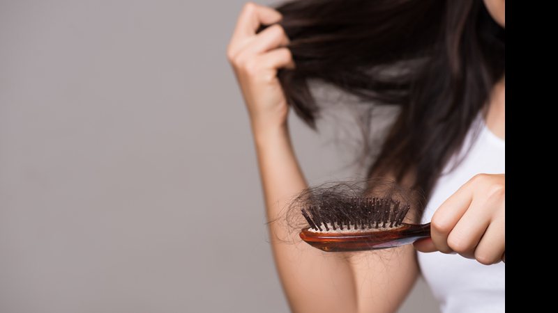 Mulher com queda de cabelo