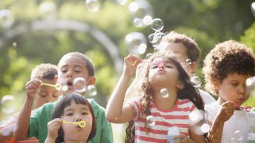 Imagem 10 brincadeiras ao ar livre que divertem e ajudam no desenvolvimento infantil