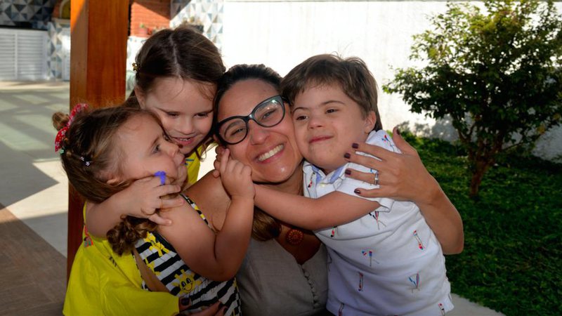 Thaissa e os filhos Chico, Maria Clara e Maria Antonia