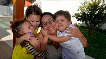 Thaissa Alvarenga e os filhos - (Foto: Reprodução Papo de Mãe)