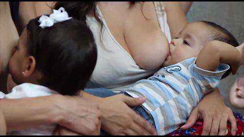 Imagem Documentário defende o direito de amamentar em público