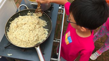 A importância de nossos filhos e filhas criarem autonomia desde cedo e como podemos fazer isso dentro de casa, começando pela cozinha