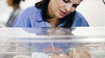 Imagem Mães guerreiras: conheça a rotina de mães de UTI neonatal