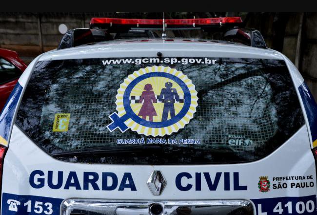 Ex-companheiro que foi pego com arma de fogo em frente à casa da mulher já havia sido preso por porte ilegal de armas e ela tinha medida protetiva por violência doméstica. Equipe Guardiã Maria da Penha de Itapevi relatou caso como urgente - Divulgação/Prefeitura de Sp