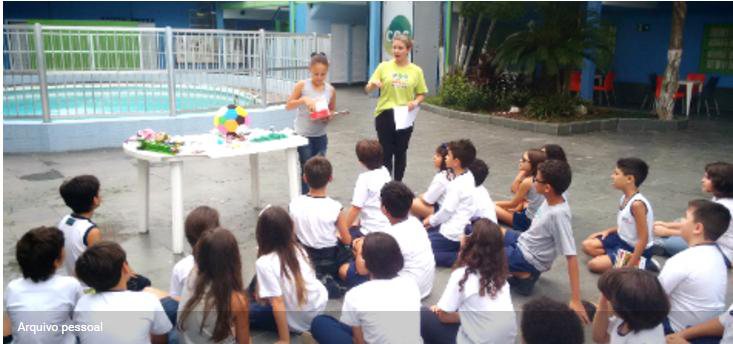 Imagem Professora estimula criatividade dos alunos propondo releitura de livros infantis