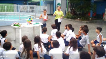 Imagem Professora estimula criatividade dos alunos propondo releitura de livros infantis