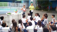 Imagem Professora estimula criatividade dos alunos propondo releitura de livros infantis