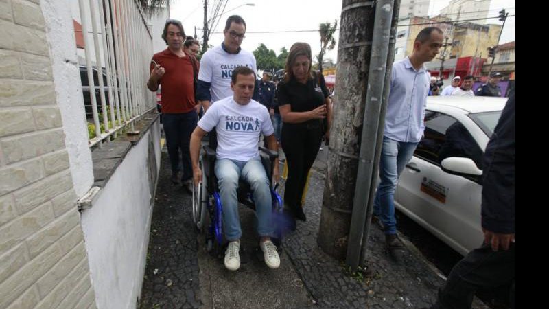 João Doria senta numa cadeira de rodas para viver os desafios dos cadeirantes nas ruas de São Paulo (2017) - Foto: Folhapress / Mário Ângelo