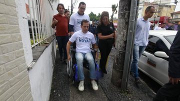 João Doria senta numa cadeira de rodas para viver os desafios dos cadeirantes nas ruas de São Paulo (2017) - Foto: Folhapress / Mário Ângelo
