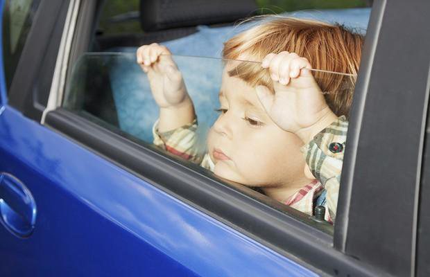 Imagem Como prevenir que a criança fique presa no veículo ou no porta-malas