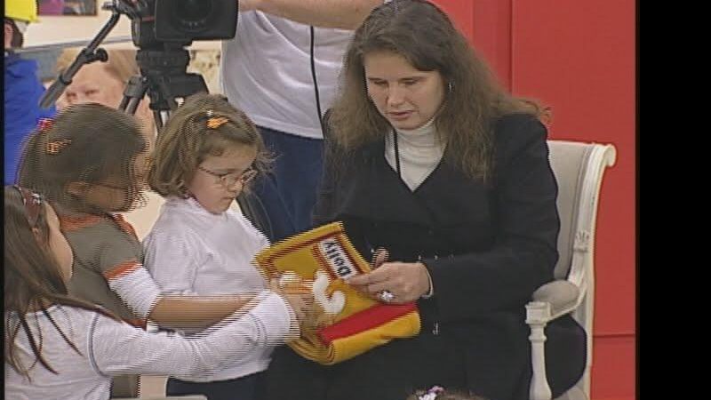 Imagem Crianças cegas têm acesso a clássicos da literatura infantil em braille