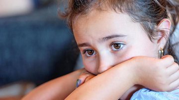 Algumas crianças podem apresentar sintomas de ansiedade e depressão