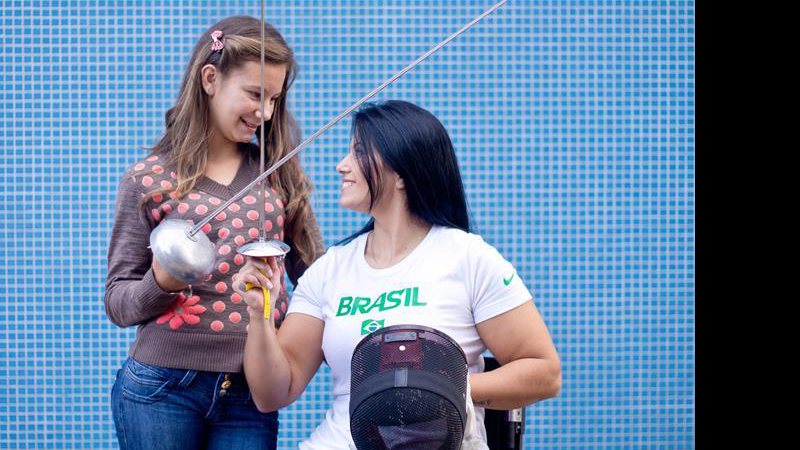 Imagem Mônica Santos: a história da atleta paralímpica que perdeu o movimento das pernas para poder carregar a filha nos braços. Papo de Mãe mostra vida de mães que superaram limites.    