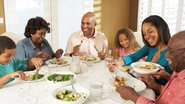 Imagem Realizar refeições em família diminui o risco de excesso de peso, depressão e transtornos alimentares em adolescentes