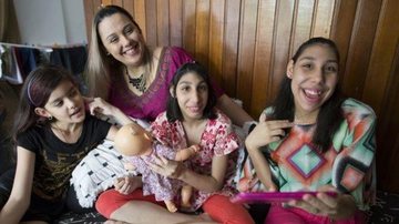 Imagem Mãe de adolescentes com microcefalia ajuda nova geração a desafiar limites