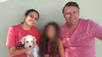 Vivi com a família adotiva - (Foto: Arquivo Pessoal / Reprodução)