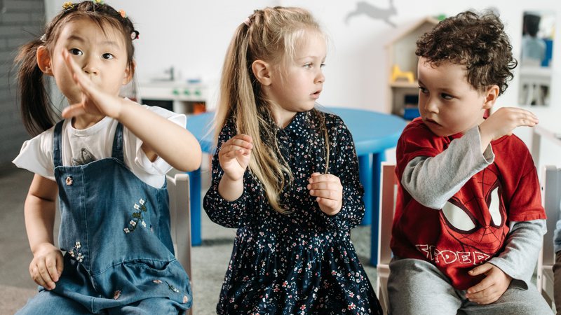 Longe dos pais, elas voltam a conviver com outras crianças na escola