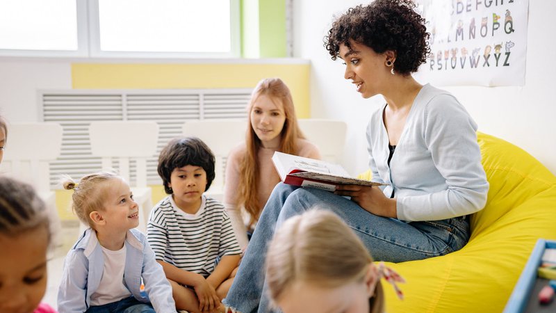 Na escola as crianças devem vivenciar sua infância de forma integral