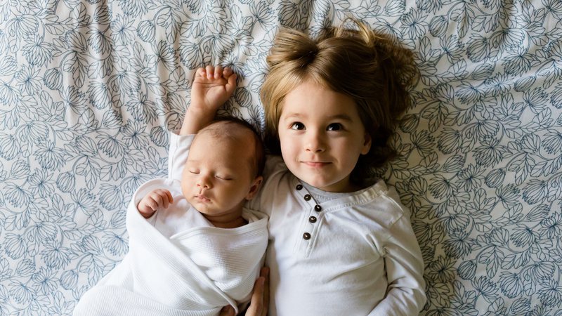 Quando nasce um irmão, ele demora um pouco para aprender a brincar - Foto: banco de imagens