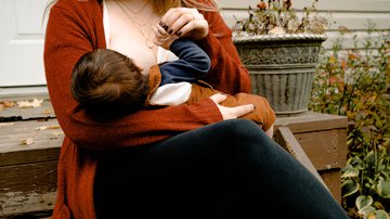 Mãe amamentando filho - Foto reprodução/ Banco de imagens