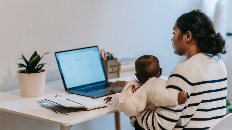 Mães sempre se dividem entre carreira e maternidade?