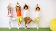 Meninos e meninas tendo aulas de ballet