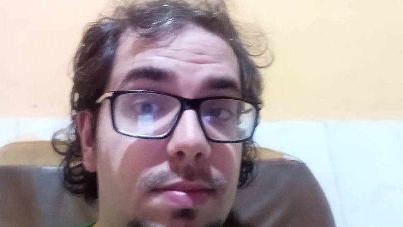 O jornalista Raphael Preto Pereira, repórter do Papo de Mãe, tem paralisia cerebral