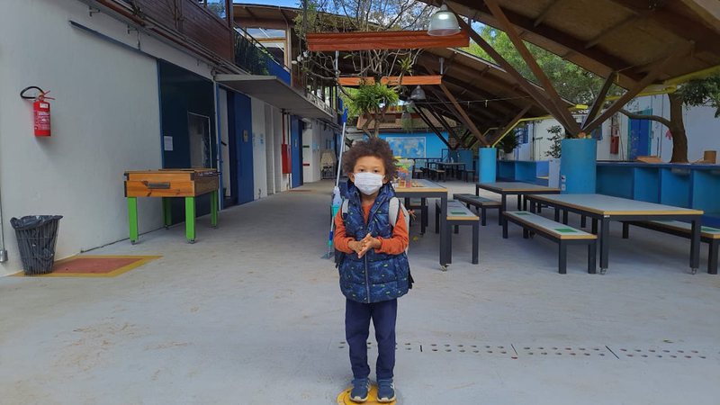 Pedro no primeiro dia de aula na escola nova