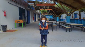 Pedro no primeiro dia de aula na escola nova