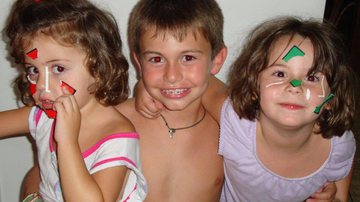 Filhos da colunista Fernanda de Luca quando eram pequenos - FOTO: arquivo pessoal