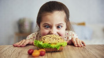 As principais fontes de colesterol são as carnes vermelhas, frituras em geral, cremes, leite integral e queijos