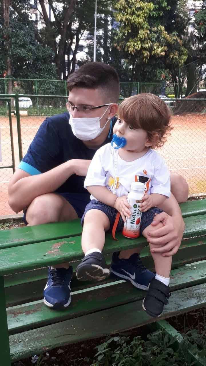 Pai e filho se divertindo