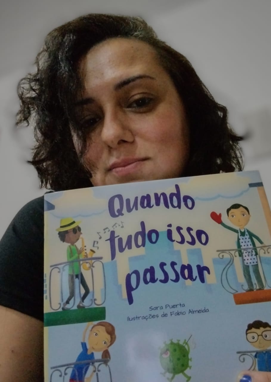 Sara Puerta segurando o livro