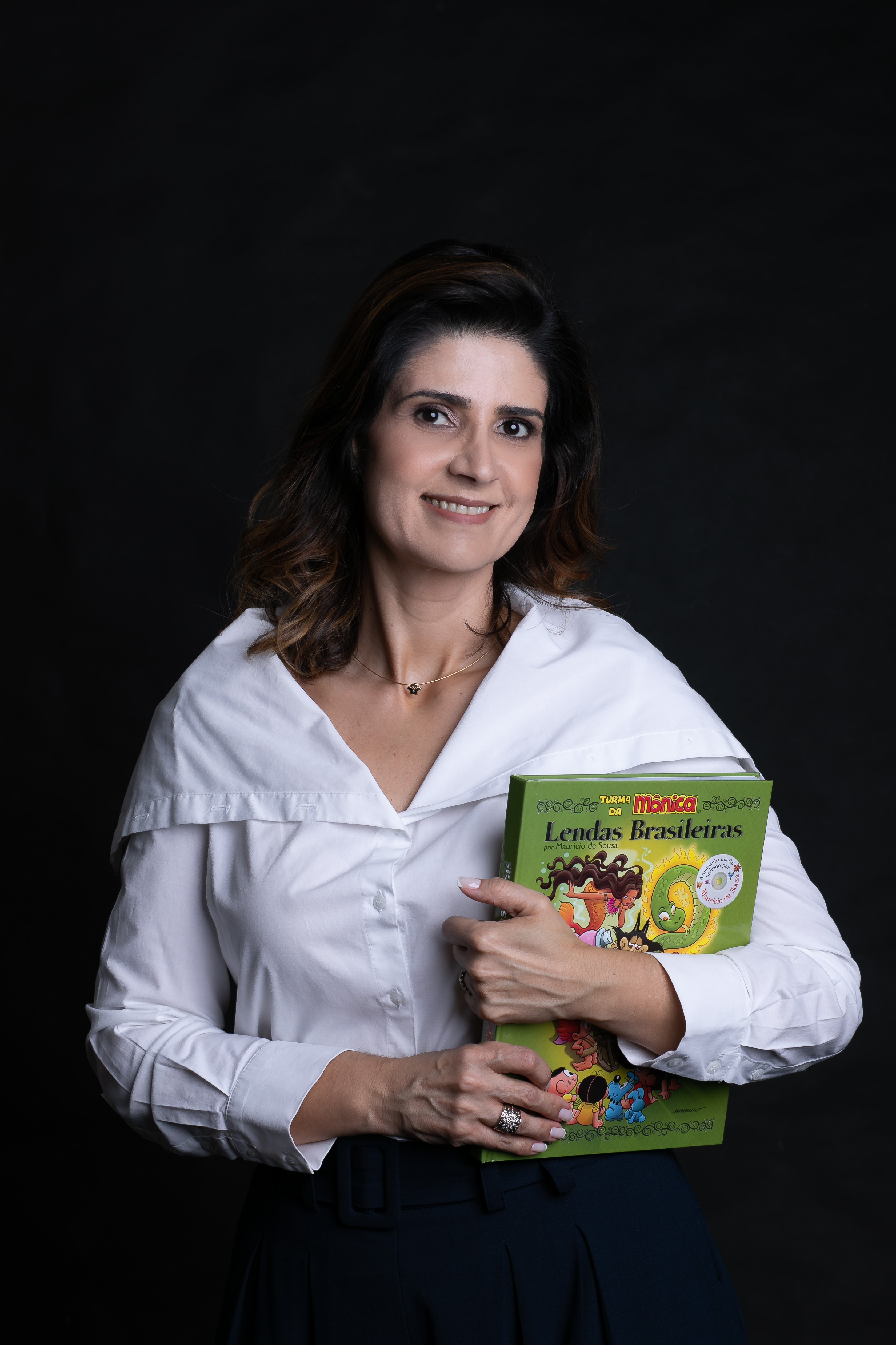 Karine Pansa segura o livro "Lendas Brasileiras", de Maurício de Souza
