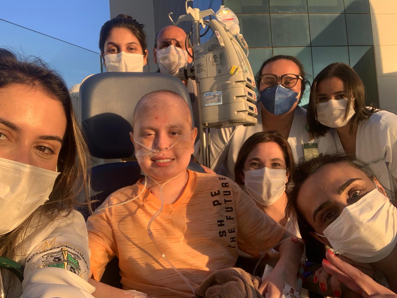 Vinícius com seu pai e a equipe médica