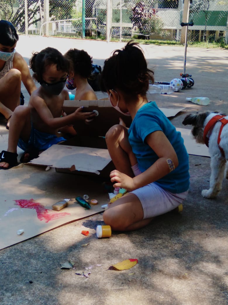 Crianças pintam em praça de São Paulo