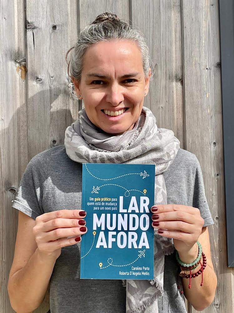 Carolina com o livro "Lar Mundo Afora"