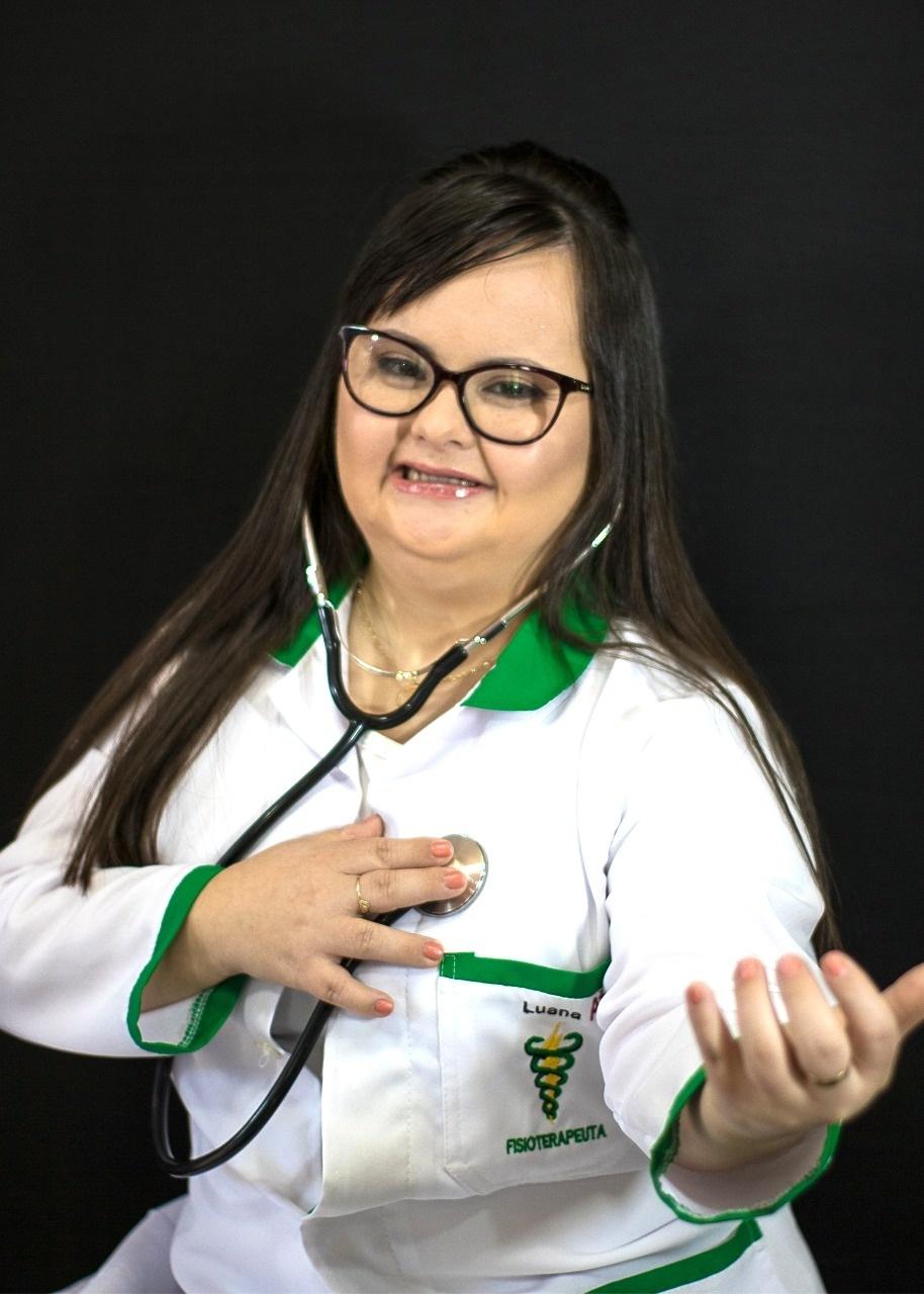 Luana com roupa de fisioterapeuta e estetoscópio 