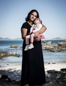 Aline e a filha Maria Fernanda, que precisa do canabidiol (Foto: Stefano Martini/Editora Globo.)