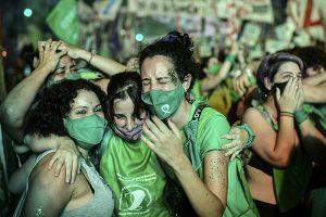 Mulheres comemorando a legalização do aborto na Argentina