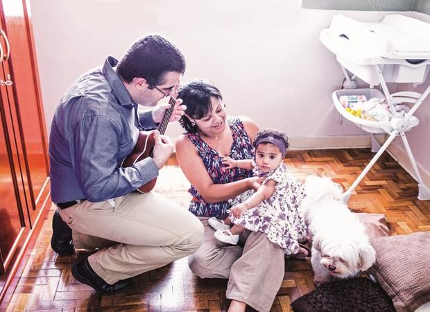 Valeria e Bruno com a filha Clarice, adotada no final do ano passado, aos 7 meses. A mãe biológica era usuária de crack e abandonou a bebê no hospital. O casal ainda planeja adotar mais duas crianças (Foto: Guilherme Zauith/Ed. Globo)